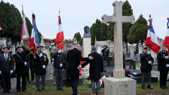 Sekretarz stanu w KPRM, pełnomocnik rządu ds. Polonii i Polaków za granicą Jan Dziedziczak (C-L) i mer Auxerre Crescent Marault (C-P) podczas uroczystości przy grobie Maurycego Mochnackiego na cmentarzu Saint-Amatre w Auxerre 26.11.2021. Fot. PAP/L. Szymański