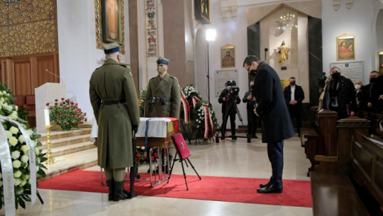 Premier Mateusz Morawiecki (C-P) wziął udział w uroczystościach pogrzebowych uczestnika i kronikarza Powstania Listopadowego Maurycego Mochnackiego – msza żałobna w Katedrze Polowej Wojska Polskiego w Warszawie. Fot. PAP/M. Obara