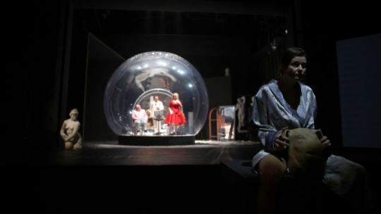 Aktorka Marta Ścisłowicz (P) podczas próby medialnej spektaklu „Obywatelka Kane” na Dużej Scenie Narodowego Starego Teatru w Krakowie. Fot. PAP/Ł. Gągulski