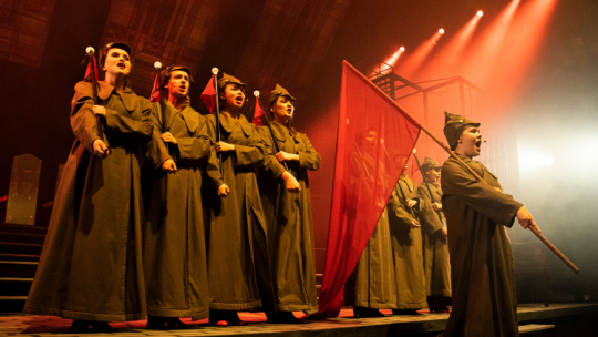 Fragment spektaklu „Zmierzch – Świtem”, w reż. Jana Szurmieja. Źródło: www.facebook.com/Teatr.Polski.we.Wroclawiu