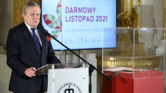 Minister kultury i dziedzictwa narodowego Piotr Gliński podczas konferencji prasowej inaugurującej akcję "Darmowy Listopad w Rezydencjach Królewskich" na Zamku Królewskim w Warszawie. Fot. PAP/R. Guz