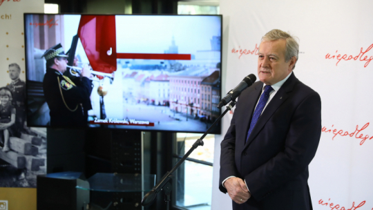 Wicepremier, minister kultury i dziedzictwa narodowego Piotr Gliński podczas spotkania prasowego „Niepodległa na Narodowe Święto Niepodległości” w pawilonie kulturalnym „Niepodległa. Miejsce Spotkań” w warszawskich Łazienkach Królewskich. Fot. PAP/R. Guz