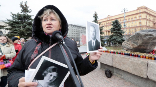 Akcja Memoriału w Moskwie pn. „Przywracanie imion” przy głazie przywiezionym z Wysp Sołowieckich – miejsca pierwszych w ZSRS łagrów, nieopodal dawnego gmachu KGB, dziś zajmowanym przez Federalną Służbę Bezpieczeństwa. 29.10.2019. Fot. PAP/EPA