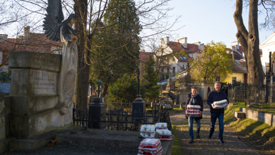 Wilno, Litwa, 30.10.2021. Członek grupy "Wilno" Wiktor Zapolski (P) i prezes Społecznego Komitetu Opieki nad Starą Rossą Dariusz Żybort (L) biorą udział w tradycyjnym zapaleniu zniczy na cmentarzu Bernardyńskim przez członków Grupy Wilno. Fot. PAP/V. Doveiko