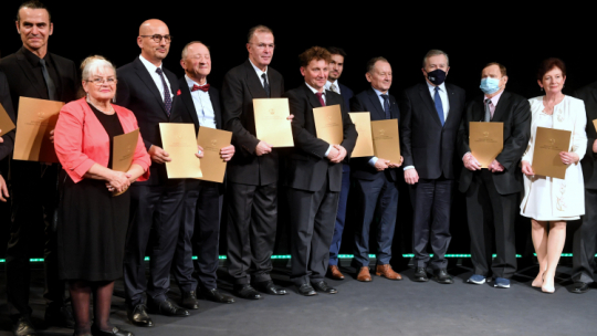 Wicepremier, minister kultury i dziedzictwa narodowego Piotr Gliński (3P) i wyróżnieni podczas gali wręczenia tytułów "Mistrz Rzemiosł Artystycznych" w Teatrze Wielkim - Operze Narodowej w Warszawie. Fot. PAP/R. Pietruszka