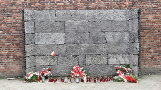 Oświęcim, Ściana Straceń. Fot. PAP/J. Bednarczyk
