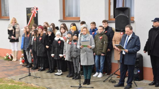 Odsłonięcie tablicy upamiętniającej zamordowanych w czasie II wojny światowej mieszkańców Siedliszowic. Fot. Danuta Mikoda/IPN