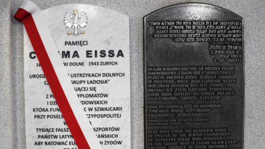 Ustrzyki Dolne, 22.11.2021. Tablica upamiętniająca Chaima Yisroela Eissa, odsłonięta w budynku Powiatowej i Miejskiej Biblioteki Publicznej im. prof. Eugeniusza Wanieka w Ustrzykach Dolnych. Chaim Eiss był członkiem Grupy Ładosia, zajmującej się w czasie II wojny światowej organizacją i produkcją nielegalnych paszportów krajów latynoamerykańskich. Fot. PAP/D. Delmanowicz