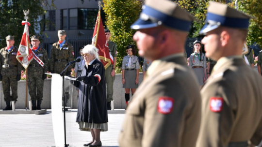 Por. Teresa Stanek podczas uroczystości przy Pomniku Polskiego Państwa Podziemnego i Armii Krajowej. Warszawa, 27.09.2021. Fot. PAP/R. Pietruszka