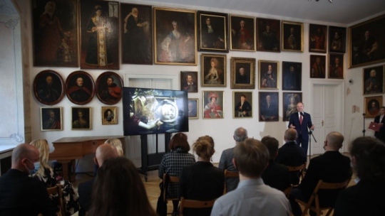 Kraków, 03.11.2021. Sekretarz stanu w KPRP Wojciech Kolarski (P) podczas uroczystości w Krakowie. Prezydent przyznał wysokie odznaczenia państwowe zespołowi konserwatorów dzieł sztuki i historyków sztuki, którzy pod kierunkiem i przy udziale pana dr hab. Jarosława Adamowicza, dziekana Wydziału Konserwacji i Restauracji Dzieł Sztuki ASP w Krakowie, dokonali w latach 2015-2020 konserwacji Ołtarza Wita Stwosza w bazylice Mariackiej. Fot. PAP/Ł. Gągulski