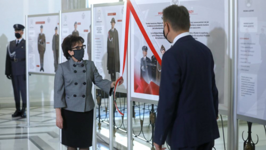 Warszawa, 10.11.2021. Marszałek Sejmu RP Elżbieta Witek (C) podczas otwarcia wystawy pt. „Mundury polskich żołnierzy – szacunek dla munduru” w holu głównym Sejmu w Warszawie. Fot. PAP/R. Guz
