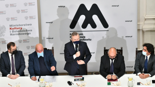 Wicepremier, minister kultury i dziedzictwa narodowego Piotr Gliński (C), minister funduszy i polityki regionalnej Grzegorz Puda (L), dyrektor Muzeum Narodowego we Wrocławiu Piotr Oszczanowski (2L), marszałek województwa dolnośląskiego Cezary Przybylski (2P) i członek zarządu woj. dolnośląskiego Krzysztof Maj (P) podczas konferencji prasowej w Muzeum Narodowym we Wrocławiu. Fot. PAP/M. Kulczyński