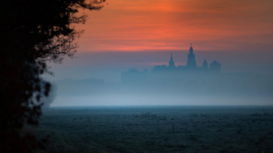 Zamek Królewski na Wawelu podczas wschodu słońca na krakowskich Błoniach. Fot. PAP/Ł. Gągulski