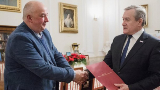 Dr hab. Piotr Oszczanowski (L) i wicepremier, minister kultury i dziedzictwa narodowego Piotr Gliński (P). Źródło: www.gov.pl