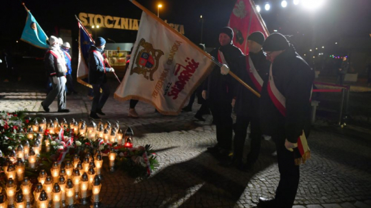 Obchody 51. rocznicy Grudnia '70: ceremonia złożenia wieńców na placu Solidarności przed Pomnikiem Poległych Stoczniowców. Fot. PAP/A. Warżawa
