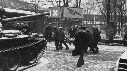Pacyfikacja kopalni „Wujek” i „Manifest Lipcowy” na początku stanu wojennego. Katowice, 16.12.1981. Fot. PAP