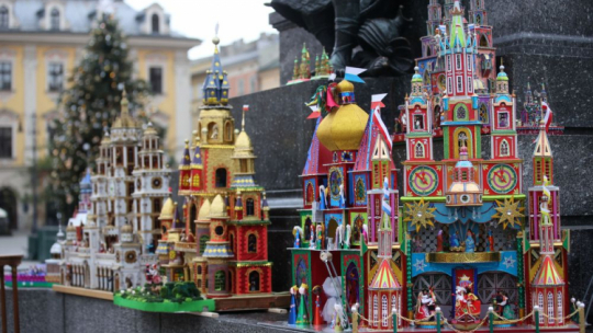 Prezentacja prac wykonanych w ramach 79. Konkursu Szopek Krakowskich na Rynku Głównym. Fot. PAP/Ł. Gągulski