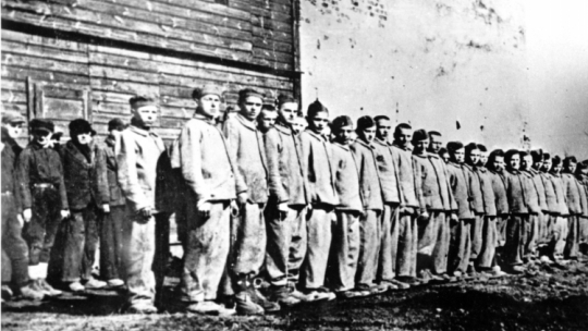 Apel w części obozowej dla chłopców – obóz przy ul. Przemysłowej w Łodzi, wiosna 1943 r. Źródło: IPN w Łodzi