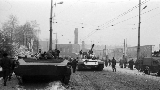Szczecin 12.1981. W reakcji na wprowadzenie stanu wojennego, w Stoczni Szczecińskiej im. A. Warskiego powołany został Międzyzakładowy Komitet Strajkowy NSZZ Solidarność Regionu Pomorza Zachodniego, który ogłosił rozpoczęcie strajku okupacyjnego. W nocy z 13 na 14 grudnia stocznia otoczona została przez ZOMO, czołgi i transportery opancerzone. Akcja pacyfikacyjna rozpoczęła się po północy z 14 na 15 grudnia. Fot. PAP/J. Undro