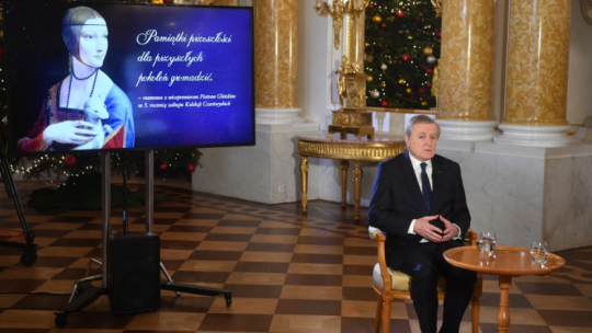 Warszawa, 29.12.2021. Wicepremier, minister kultury i dziedzictwa narodowego Piotr Gliński wziął udział w konferencji, 29 bm. w Sali Wielkiej Zamku Królewskiego w Warszawie. Spotkanie dot. 5. rocznicy zakupu kolekcji Czartoryskich. Fot. PAP/R. Pietruszka