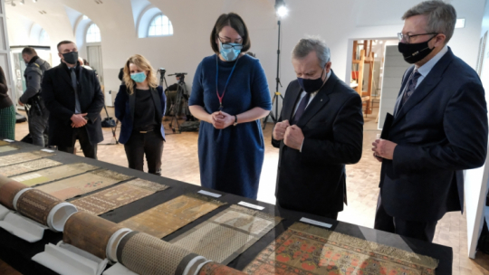 Warszawa, 09.12.2021. Wicepremier, minister kultury i dziedzictwa narodowego Piotr Gliński (2P) i dyrektor Muzeum Historii Polski Robert Kostro (P) podczas prezentacji zbioru 22 pasów kontuszowych pozyskanych przez Muzeum Historii Polski, w Muzeum Łazienki Królewskie w Warszawie. Fot. PAP/M. Marek