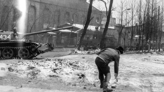 Katowice 16.12.1981. Pacyfikacja Kopalni Węgla Kamiennego Wujek. Doszło do masakry górników strajkujących (strajk okupacyjny) przeciw ogłoszeniu stanu wojennego. Podczas pacyfikacji siłami milicji i wojska śmierć poniosło 9 górników, a kilkudziesięciu innych zostało rannych. Fot. PAP/M. Janicki
