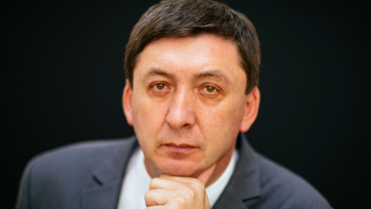 Warszawa, 23.06.2021. Kierownik Zakładu Dziejów Dyplomacji i Systemów Totalitarnych w Instytucie Historii Polskiej Akademii Nauk prof. dr hab. Marek Kornat podczas sesji zdjęciowej dla Polskiej Agencji Prasowej. Fot. PAP/A. Zawada