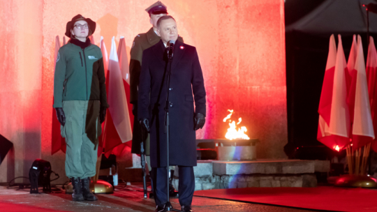 Prezydent RP Andrzej Duda (C) podczas obchodów Narodowego Dnia Zwycięskiego Powstania Wielkopolskiego pod Pomnikiem Powstańców Wielkopolskich w Poznaniu. Fot. PAP/J. Kaczmarczyk