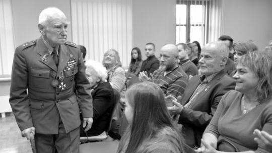 Weteran Narodowy Sił Zbrojnych porucznik Henryk Atemborski (L) podczas obchodów 75. rocznicy powstania NSZ. Leżajsk, 29.10.2017. Fot. PAP/D. Delmanowicz