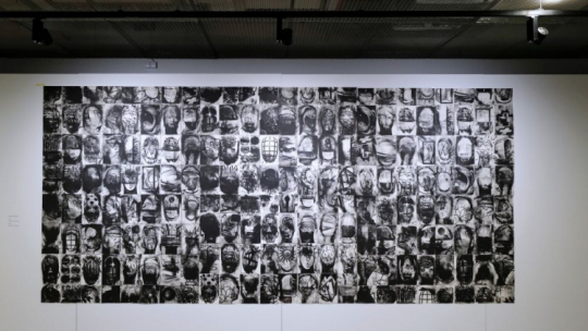 „Faces” Tomasza Winiarskiego na wystawie głównej 11. Triennale Grafiki Polskiej w Muzeum Śląskim w Katowicach. Fot. PAP/A. Grygiel