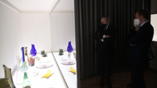 Wicepremier, minister kultury i dziedzictwa narodowego Piotr Gliński (L) i dyrektor MNK prof. dr hab. Andrzej Szczerski (P) zwiedzają dwie nowe ekspozycje w Kamienicy Szołayskich. Kraków, 18.12.2021. Fot. PAP/Ł. Gągulski