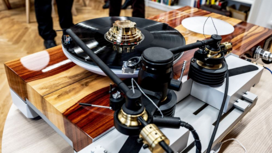 Łódź, 08.12.2021. Kolekcjonerski gramofon Oskar prezentowany podczas konferencji prasowej w siedzibie Biblioteki Wolność w Łodzi. Fot. PAP/G. Michałowski