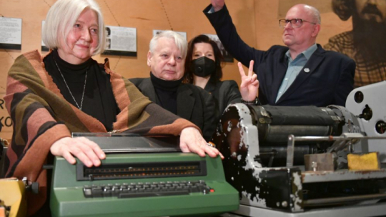 Danuta Gliszewska (L), Marek Gliszewski (P), wicemarszałek Senatu Bogdan Borusewicz (2L) oraz zastępca dyrektora ECS Magdalena Mistat (2P) podczas uroczystego przekazania maszyny do pisania IBM do zbiorów ECS. Maszyna używana była w czasie stanu wojennego przez działaczy podziemnej Solidarności. Fot. PAP/A. Warżawa