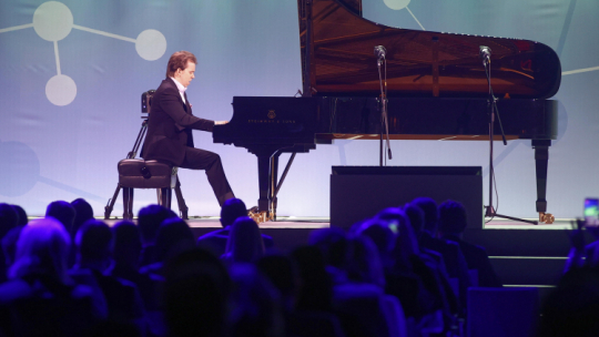 Pianista Ingolf Wunder podczas koncertu w trakcie uroczystości otwarcia 16. Szczytu Cyfrowego ONZ - Internet Governance Forum 2021. Fot. PAP/Ł. Gągulski