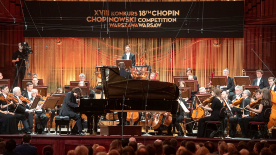 Polski pianista Jakub Kuszlik podczas trzeciego dnia finału Konkursu Chopinowskiego w sali koncertowej Filharmonii Narodowej w Warszawie. Fot. PAP/A. Lange