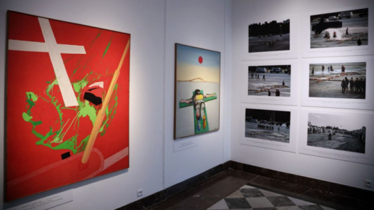 Wystawa „Kwiatowy Krzyż” w warszawskiej Kordegardzie. Galerii Narodowego Centrum Kultury. Fot. PAP/W. Olkuśnik