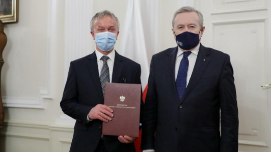 Minister kultury i dziedzictwa narodowego prof. Piotr Gliński (P) i dyrektor (od 1 stycznia 2022 r.) Muzeum Żołnierzy Wyklętych w Ostrołęce Janusz Kotowski (L). Źródło: www.gov.pl