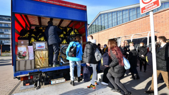 Akcja załadunku ciężarówki z darami, która już po raz ósmy wyjedzie na Ukrainę w ramach akcji charytatywnej „Paczka dla Lwowiaka” z Centrum Historii Zajezdnia we Wrocławiu. Fot. PAP/S. Borowski