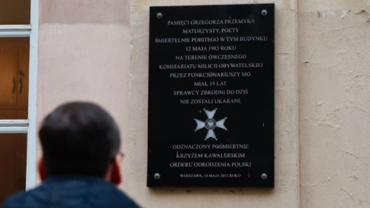 Premier Mateusz Morawiecki w 40. rocznicę stanu wojennego złożył znicz pod tablicą upamiętniającą Grzegorza Przemyka na ul. Jezuickiej w Warszawie, gdzie został śmiertelnie pobity w 1983 roku na terenie ówczesnego komisariatu MO. Źródło: www.twitter.com/PremierRP