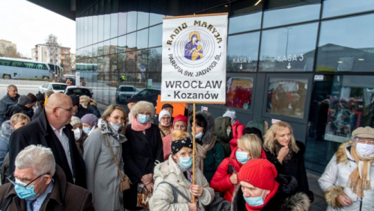 Uczestnicy obchodów 30-lecia Radia Maryja przed halą sportowo-widowiskową Arena Toruń. Fot. PAP/T. Żmijewski