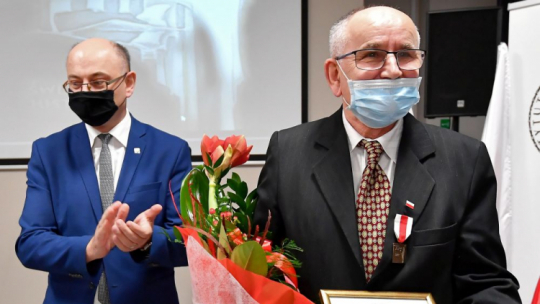 Wiceprezes Instytutu Pamięci Narodowej dr Mateusz Szpytma (L) oraz laureat Jerzy Basiaga podczas gali wręczenia nagród „Świadek Historii” w Centrum Edukacyjnym „Przystanek Historia” IPN w Kielcach. Fot. PAP/P. Polak