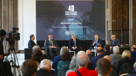 Dziennikarz Michał Adamczyk (L), dyrektor Głównej Komisji Ścigania Zbrodni przeciwko Narodowi Polskiemu Andrzej Pozorski (2L), dyrektor Wojskowego Biura Historycznego im. Kazimierza Sosnkowskiego, zastępca przewodniczącego Kolegium IPN Sławomir Cenckiewicz (C), doradca prezydenta Andrzeja Dudy Andrzej Zybertowicz (2P) i naczelnik Oddziałowego Biura Upamiętniania Walk i Męczeństwa IPN w Krakowie Maciej Korkuć (P) podczas debaty „(Nie)rozliczony stan wojenny”. Fot. PAP/R. Guz