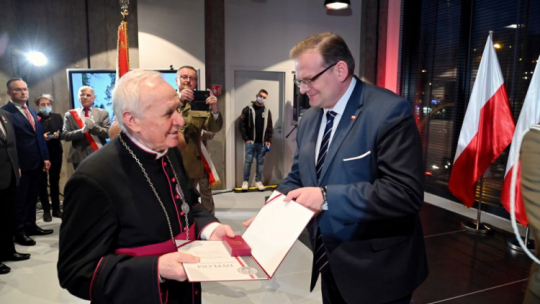 Szef Urzędu do Spraw Kombatantów i Osób Represjonowanych Jan Józef Kasprzyk (P) oraz ks. prałat Jan Kazieczko (L) podczas uroczystości wręczenia medali Pro Bono Polonia oraz Pro Patria uczestnikom Grudnia '70 w Szczecinie. 17.12.2021. Fot. PAP/M. Bielecki