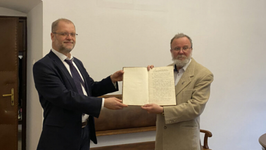 Przekazanie księgi protokołów do zasobu Archiwum Narodowego w Krakowie. Od prawej Bogdan Gancarz, dziennikarz, historyk, redaktor „Gościa Niedzielnego” i „ARCANÓW”, prof. dr hab. Wojciech Krawczuk Dyrektor Archiwum Narodowego w Krakowie. Źródło: Archiwum Narodowe w Krakowie