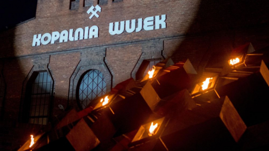 Uroczystość „Zapal Światło Wolności” przed Pomnikiem Krzyżem Górników zastrzelonych w czasie pacyfikacji strajku w Kopalni Wujek. Katowice, 13.12.2017. Fot. PAP/A. Grygiel