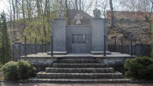 Mogiła i pomnik 44 więźniów ofiar marszu śmierci z KL Auschwitz do Wodzisławia. Pomnik znajduje się na Piaskowej Górze w Wodzisławiu Śląskim. Źródło: www.wikipedia.org
