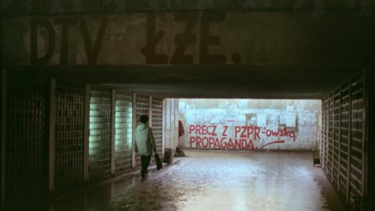 Stan wojenny - hasła, ulotki i plakaty opozycyjne w przejściu na perony na Dworcu PKP Gdańsk Wrzeszcz. 14.12.1981. Fot. PAP/L. J. Pękalski