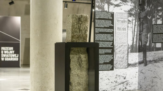 Kamień graniczny pochodzący z granicy polsko-niemieckiej sprzed 1939 r. w Muzeum II Wojny Światowej w Gdańsku. Fot. PAP/P. Wittman