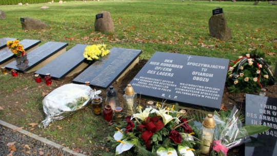 Cmentarz Ofiar Obozu Pracy w Łambinowicach. 2006 r. Fot. PAP/K. Świderski