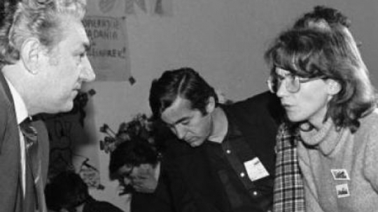 Alina Pienkowska i wicepremier Andrzej Jedynak - rozmowy Solidarności z rządem. Gdańsk, 16.11.1980. Fot. PAP/CAF